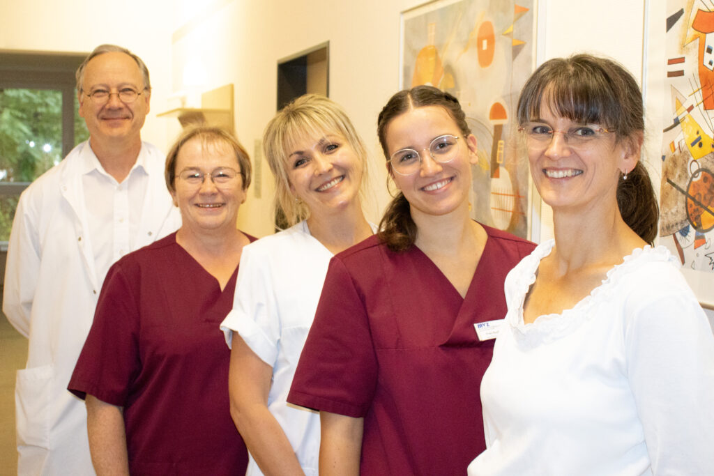Das Team der MVZ-Praxis für Chirurgie steht im Gang zum Behandlungszimmer