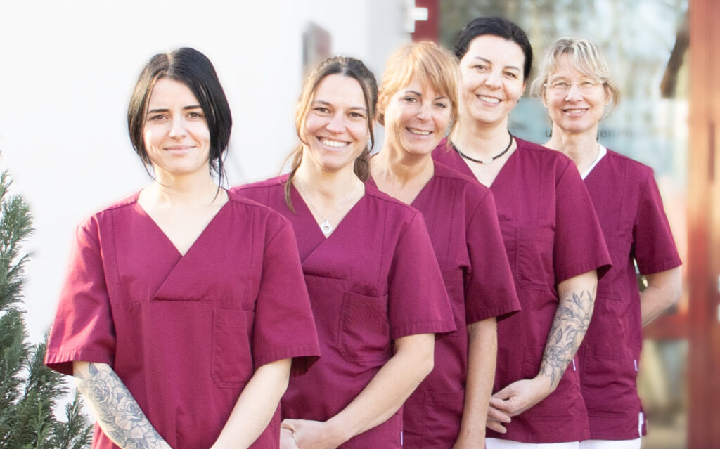 Das Team der Praxis für Kinder- und Jugendmedizin - drei Schwestern etwas seitlich versetzt, am Ende der Reihe steht die Ärztin